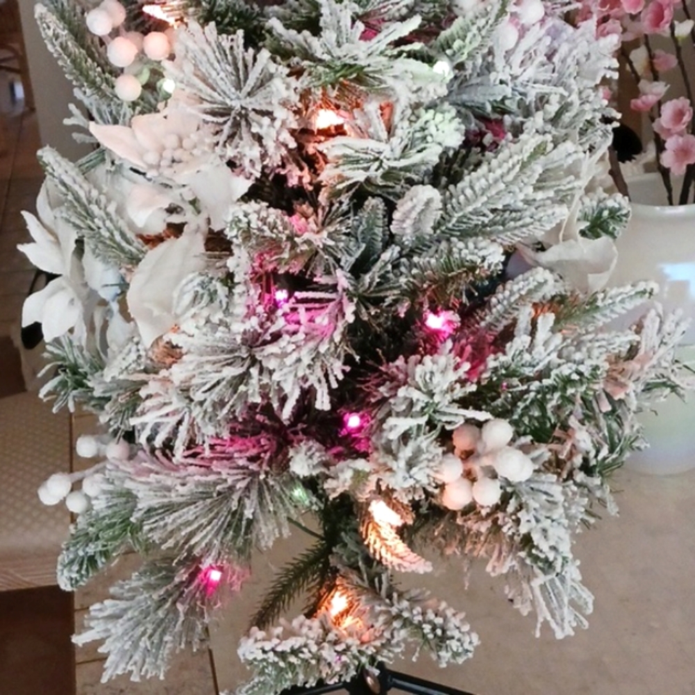 Lighted 3ft holiday Tree by Valeri Parhill/Qvc, plug-in,lightly flocked,,,NEW - Picture 9 of 12